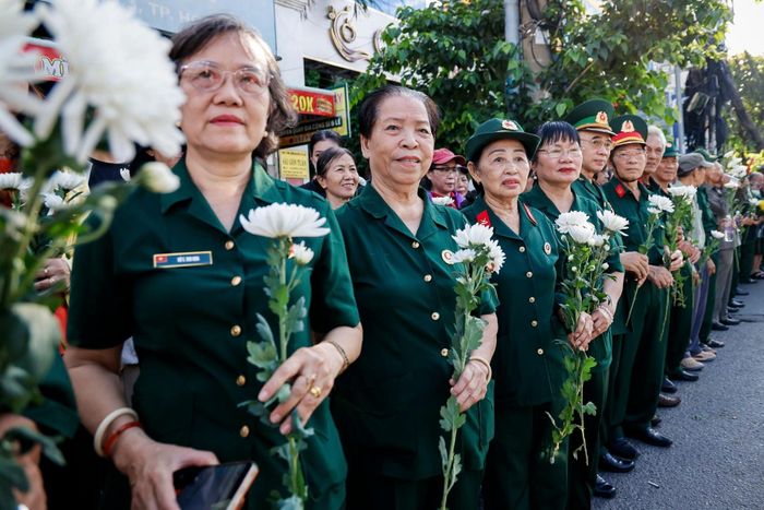 Người dân tập trung hai bên đường trong không khí trật tự, trang nghiêm. Ảnh: Phương Lâm - Võ Kỳ - Trung Hiếu.