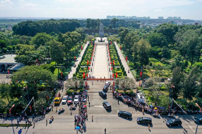 Đoàn xe đưa 731 hài cốt liệt sĩ đến Nghĩa trang Liệt sĩ TP.HCM. Ảnh: Quỳnh Danh.