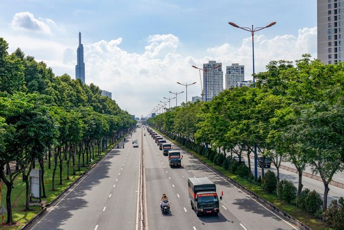 Đoàn xe đưa 731 hài cốt liệt sĩ di chuyển quãng đường 26 km. Ảnh: Văn Trung.