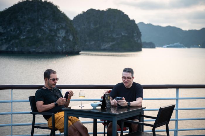 Du khách quốc tế nghỉ dưỡng trên du thuyền giữa vịnh Hạ Long, Quảng Ninh, cuối tháng 4.
