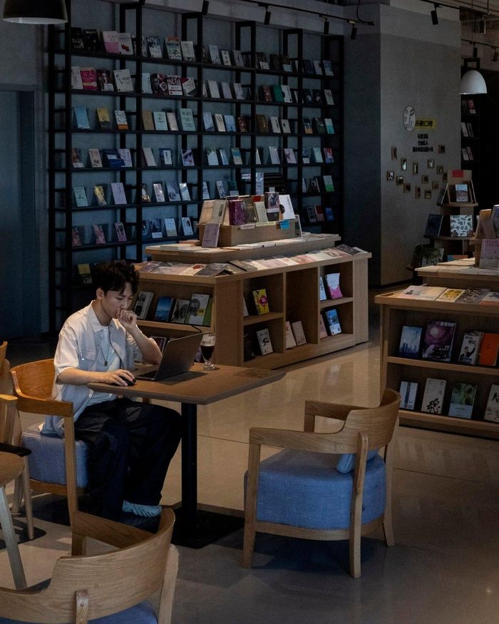  Sau khoảng 100 lần xin việc không thành, Jeremy Li cạn tiền tiết kiệm, trở về quê nhà sống với cha mẹ.