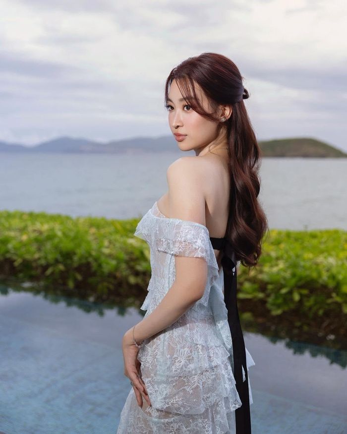 Trong ngày đặc biệt, nàng hậu được ông xã Đỗ Vinh Quang dành tặng món quà đặc biệt là nhiều lẵng hoa tươi. Trong bức ảnh chia sẻ trên mạng xã hội, cô khoe những lẵng hoa sặc sỡ màu sắc với tông hồng chủ đạo được chồng tặng kèm lời nhắn yêu thương: "Chúc mừng sinh nhật vợ anh".