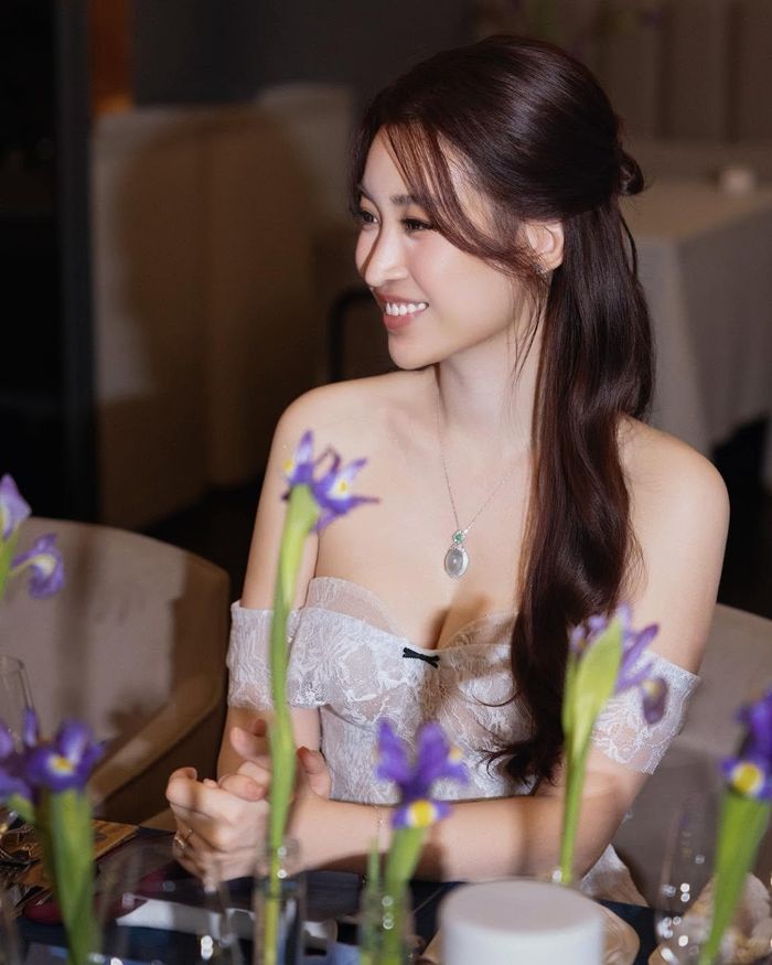 Thời gian qua, Đỗ Mỹ Linh dần lui về chăm sóc tổ ấm, không có nhiều hoạt động trong showbiz. Sau khi dừng công việc MC/biên tập viên, người đẹp chuyển hướng kinh doanh, hiện đảm nhận vai trò quản lý tại một công ty thuộc hệ sinh thái doanh nghiệp của gia đình chồng. Đỗ Mỹ Linh cũng thường xuyên tham gia các hoạt động quan trọng của CLB Bóng đá Hà Nội do ông xã làm chủ tịch.