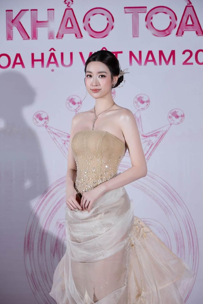 Ở tuổi 30, Đỗ Mỹ Linh vẫn trẻ trung, rạng rỡ không kém thời mới đăng quang. Bà mẹ một con vẫn giữ được sắc vóc ấn tượng. Mới đây, Mỹ Linh đảm nhận vai trò thành viên ban giám khảo cuộc thi Hoa hậu Việt Nam 2026.