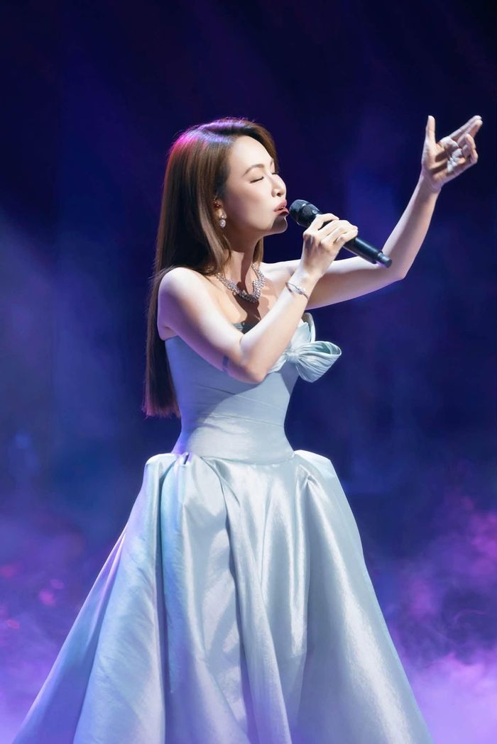 Uyên Linh nhận ý kiến trái chiều sau tiết mục I have nothing. Ảnh: FBNV.