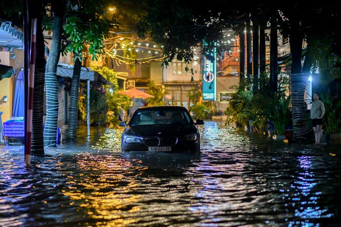 Cơn mưa kéo dài từ chiều tối đến đêm ngày 7/10 khiến nhiều tuyến đường ở phường Thông Tây Hội, Sài Gòn, Bình Thạnh ngập úng. Ảnh: Duy Hiệu.