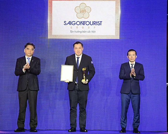 Phó Chủ tịch Thường trực UBND TP.HCM Nguyễn Lộc Hà trao giải thưởng "Thương hiệu Vàng TP.HCM" cho Saigontourist Group