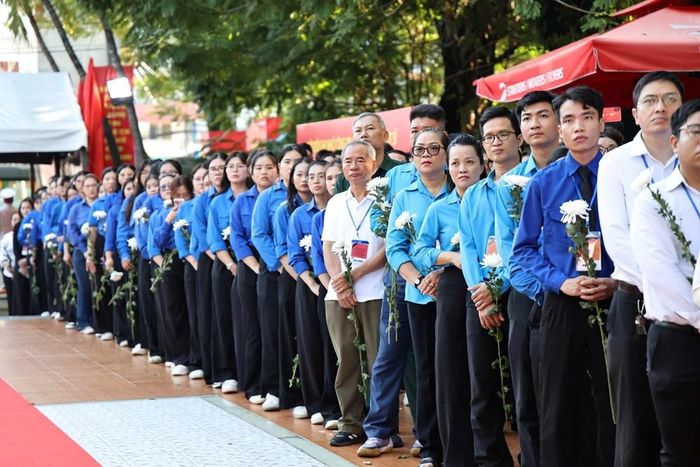Các tầng lớp nhân dân vào viếng, tiễn đưa các liệt sĩ về nơi an nghỉ. Ảnh: chinhphu.vn