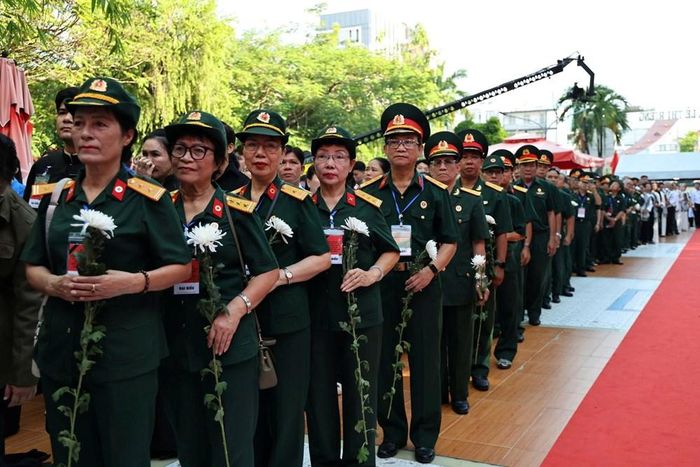 Các cựu chiến binh vào viếng, tiễn đưa các liệt sĩ về nơi an nghỉ. Ảnh: chinhphu.vn