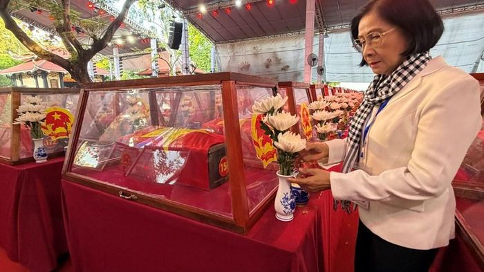 Bà Nguyễn Thị Thu Hà, nguyên Ủy viên Trung ương Đảng, nguyên Phó Bí thư Thành ủy TP.HCM xúc động tại khu vực chuẩn bị diễn ra buổi lễ thiêng liêng