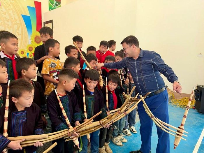 Học sinh Tả Phìn từng bước làm quen với nhạc cụ truyền thống của dân tộc Mông