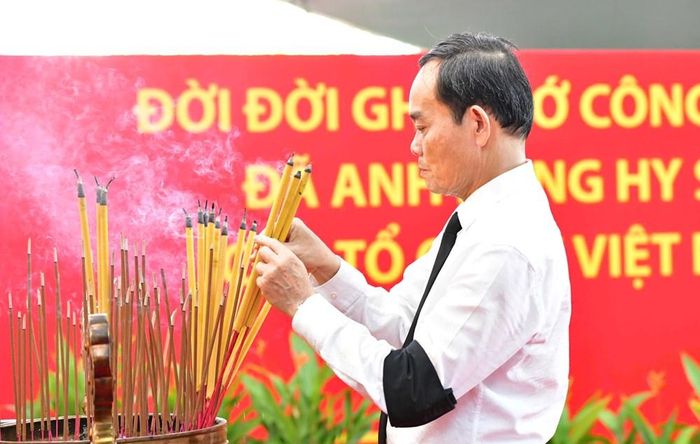 Ủy viên Bộ Chính trị, Bí thư Thành ủy TP.HCM Trần Lưu Quang dâng hương. Ảnh: BTC