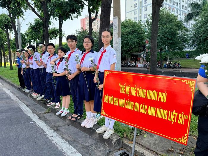 Các học sinh, thanh niên phường Tăng Nhơn Phú bày tỏ lòng thành kính, tri ân các anh hùng liệt sĩ. Ảnh: Hoàng Hải