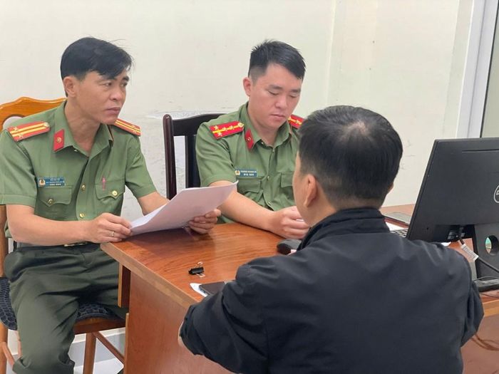 Công an xã Bình Sơn xử lý trường hợp sử dụng dịch vụ chuyển tiếp cuộc gọi đòi nợ đến đường dây nóng trực ban. Ảnh: CA xã Bình Sơn