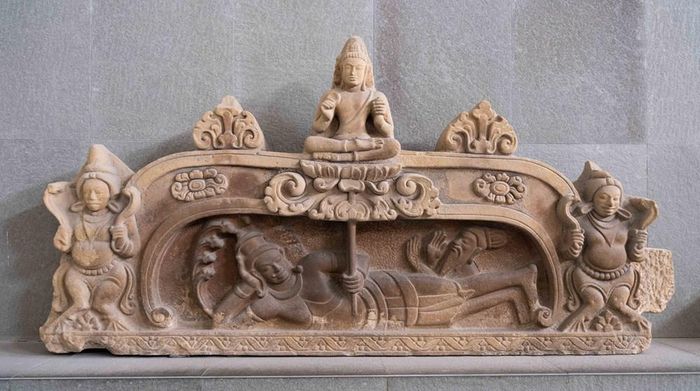 Phù điêu Đản sinh Brahma của Mỹ Sơn E1 gợi thêm một hướng so sánh với Angkor Wat, đền thờ Vishnu