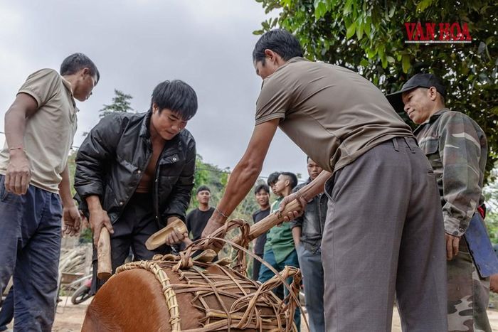 Người dân làm trống phục vụ lễ hội
