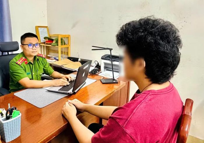 Em T.A được đưa về cơ quan Công an sau khi được giải cứu. Ảnh: CACC