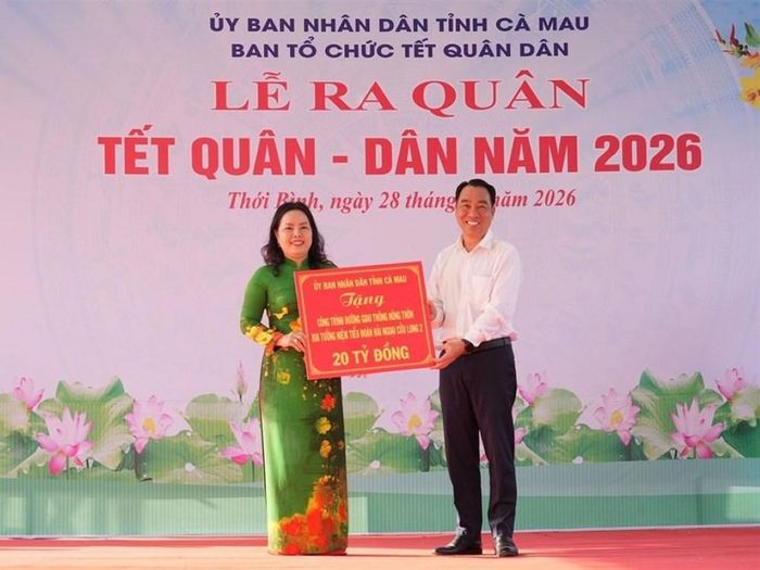 Tại chương trình Tết Quân Dân năm 2026, lãnh đạo UBND tỉnh Cà Mau trao bảng tượng trưng hỗ trợ 20 tỉ đồng cho xã Thới Bình thực hiện các công trình, dự án ở xã. Ảnh: Kim Nhiên