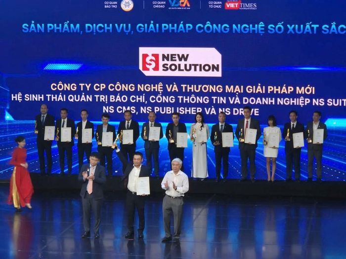 Chủ tịch Hội đồng quản trị Công ty CP Công nghệ và Thương mại Giải Pháp Mới Trần Quang Đạo nhận giải Giải thưởng Chuyển đổi số Việt Nam 2026 cho Bộ giải pháp NS Suite