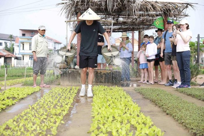 Du khách quốc tế trải nghiệm điểm đến xanh làng rau Trà Quế