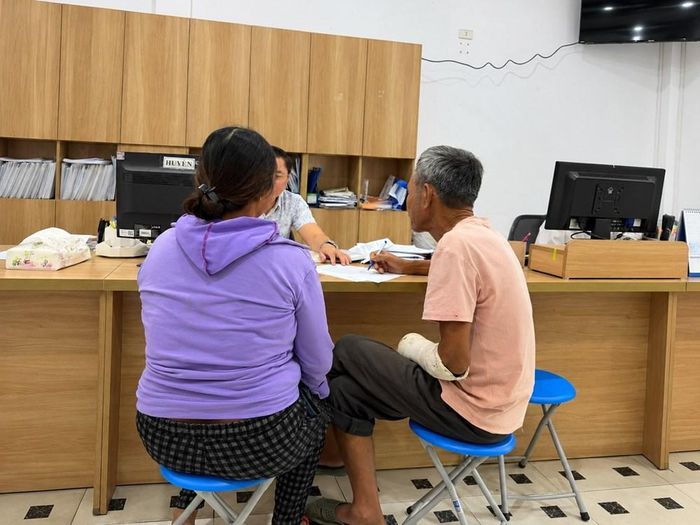 Người dân đang thực hiện thủ tục công chứng tại một văn phòng công chứng