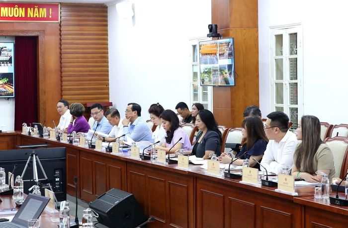 Các đại biểu dự buổi làm việc