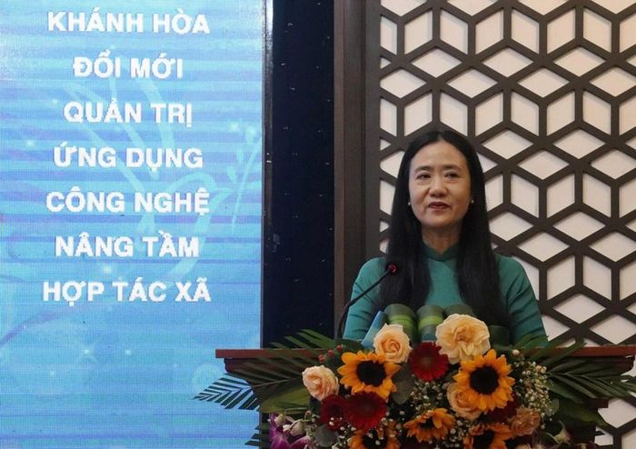 Bà Nguyễn Quỳnh Nga, Phó Chủ tịch Ủy ban Mặt trận Tổ quốc Việt Nam tỉnh Khánh Hòa, Chủ tịch Hội LHPN tỉnh phát biểu