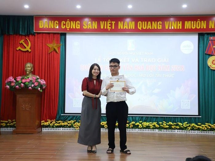 Bà Nguyễn Thu Hiền, Phó Cục trưởng Cục Xuất bản và Thư viện, trao giấy chứng nhận danh hiệu “Đại sứ Văn hóa đọc năm 2026” theo Quyết định số 402 ngày 25.9.2026 của Cục Văn hóa cơ sở, Gia đình và Thư viện (Bộ VHTTDL) cho em Nguyễn Hữu Khánh, giải Nhất cuộc thi