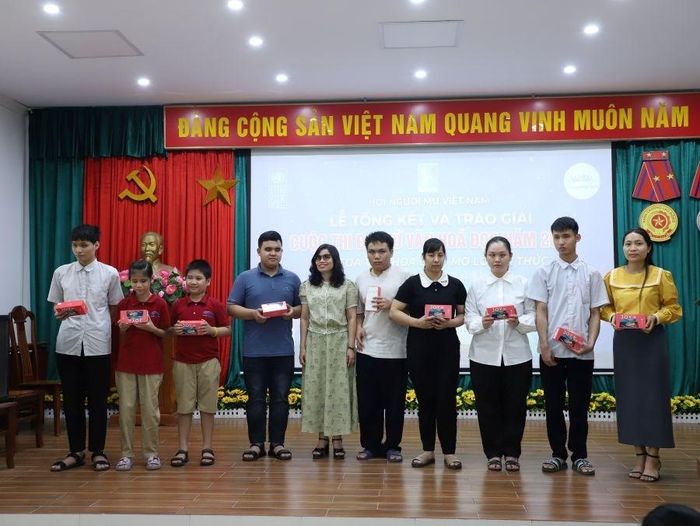 Chương trình trao tặng một số điện thoại thông minh cho các em học sinh khiếm thính