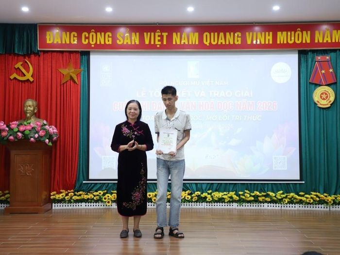 TS Vũ Dương Thúy Ngà, nguyên Vụ trưởng Vụ Thư viện (nay là Cục Xuất bản và Thư viện), Trưởng Ban Giám khảo cuộc thi, trao giải Nhì
