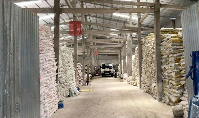 Kho chứa hàng thành phẩm và nguyên liệu sản xuất phân bón giả tại công ty của Hứa Văn Chọn. Ảnh: Trọng Nguyễn
