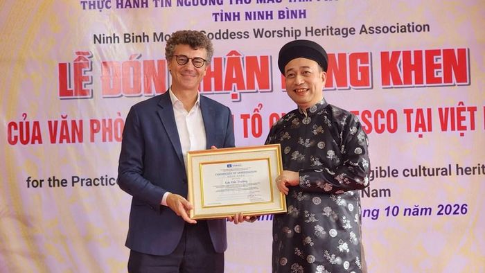 Các nghệ nhân nhận Bằng khen của Văn phòng UNESCO Việt Nam
