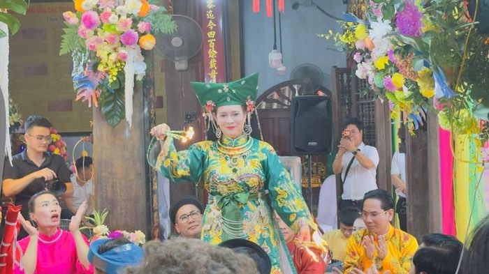 Nghệ nhân ưu tú Trần Thị Huệ thực hành tín ngưỡng Thờ Mẫu Tam phủ tại buổi lễ