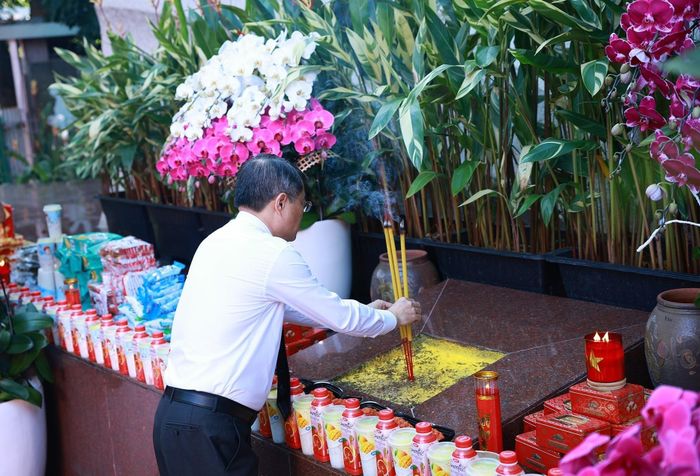 Thủ tướng Lê Minh Hưng dâng hoa, dâng hương tại Tượng đài Cố Tổng Bí thư Trần Phú. Ảnh: Dương Giang – TTXVN