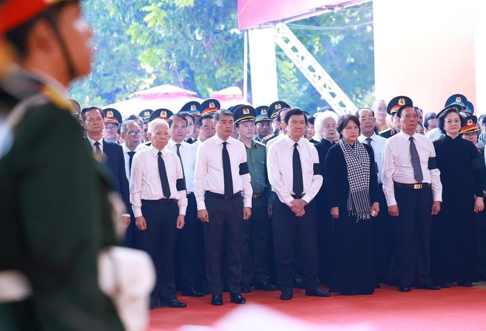 Thủ tướng Lê Minh Hưng dự Lễ viếng, Lễ truy điệu 731 hài cốt liệt sĩ được tìm kiếm, quy tập tại Công viên văn hóa Lê Thị Riêng, phường Hòa Hưng, Thành phố Hồ Chí Minh. Ảnh: Dương Giang – TTXVN