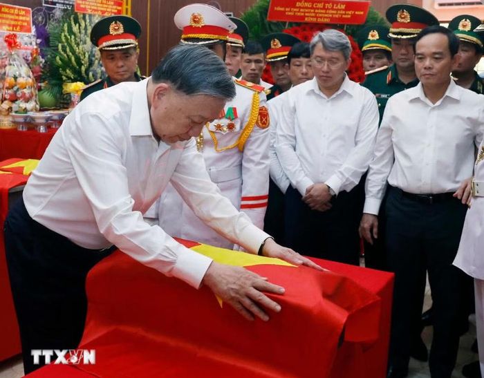 Tổng Bí thư, Chủ tịch nước Tô Lâm thực hiện nghi thức tại Nhà quàn hài cốt các liệt sỹ. Ảnh: Thống Nhất/TTXVN