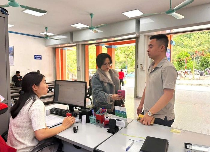 Du khách thanh toán vé tham quan bằng mã QR tại bến thuyền Nho Quế, góp phần hiện đại hóa quy trình phục vụ và nâng cao trải nghiệm du lịch.