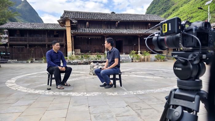 Ông Chu Minh Quang, Giám đốc Trung tâm Dịch vụ công xã Mèo Vạc, Phó Ban quản lý Làng Văn hóa Du lịch Cộng đồng dân tộc Mông Pả Vi Hạ trả lời phỏng vấn của Thể thao và Văn hóa. Ảnh: Huy Thông