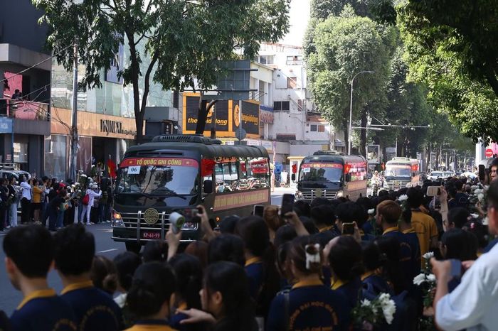 Đoàn xe bắt đầu lăn bánh. Ảnh Hải Anh