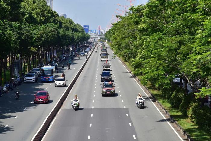Đoàn xe trên xa lộ Hà Nội hướng về nghĩa trang liệt sĩ TP HCM- Ảnh Hải Anh