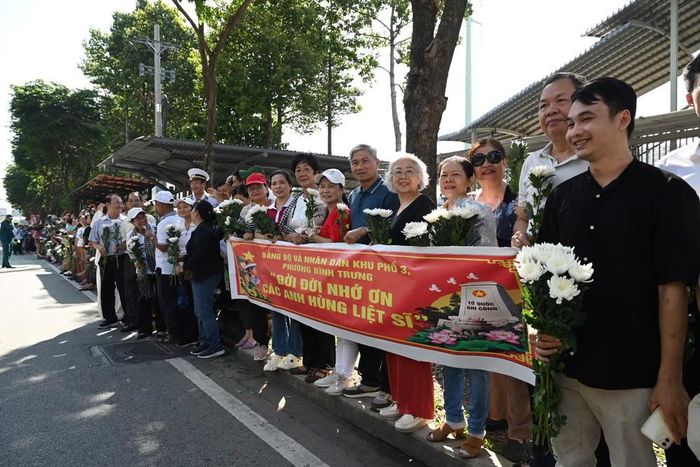 Dòng người đưa tiễn các anh hùng của dân tộc. Ảnh Hải Anh