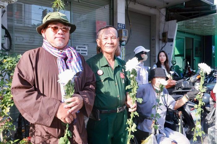 Những cựu chiến binh đưa tiễn đồng đội. Ảnh Ngọc Anh