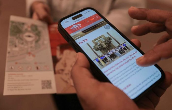 Quét mã QR tìm hiểu thông tin tại Bảo tàng Hồ Chí Minh. Ảnh: Phan Phương