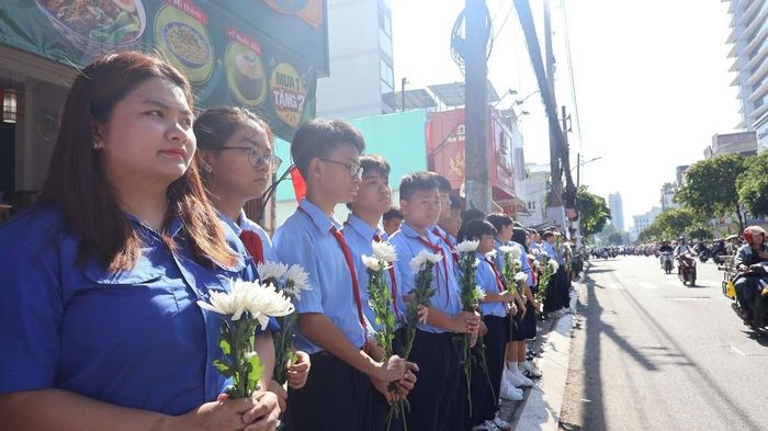 Đông đảo các tầng lớp nhân dân đứng dọc hai bên đường tiễn đưa, tưởng nhớ các Anh hùng liệt sĩ được quy tập tại Công viên Lê Thị Riêng về nơi an táng. Ảnh: Trung Tuyến - TTXVN