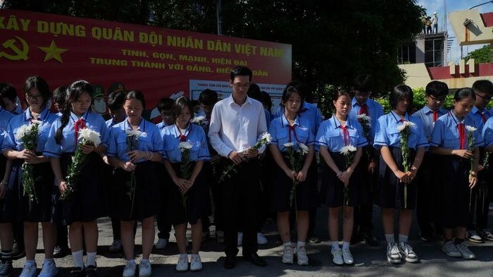 Đông đảo các tầng lớp nhân dân TP. Hồ Chí Minh đứng dọc hai bên đường tưởng nhớ, tri ân các Anh hùng liệt sĩ khi đoàn xe đưa hài cốt về an táng tại Nghĩa trang Liệt sĩ Thành phố. Ảnh: Đinh Hằng - TTXVN