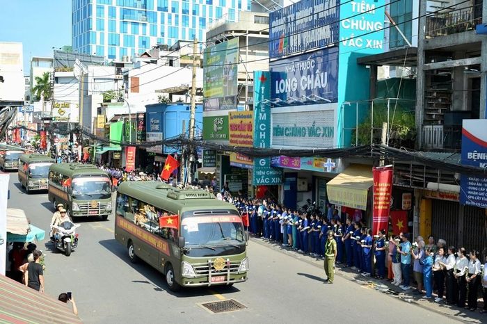 Đông đảo các tầng lớp nhân dân TP. Hồ Chí Minh đứng dọc hai bên đường tưởng nhớ, tri ân các Anh hùng liệt sĩ khi đoàn xe đưa hài cốt về an táng tại Nghĩa trang Liệt sĩ Thành phố. Ảnh: Đinh Hằng - TTXVN