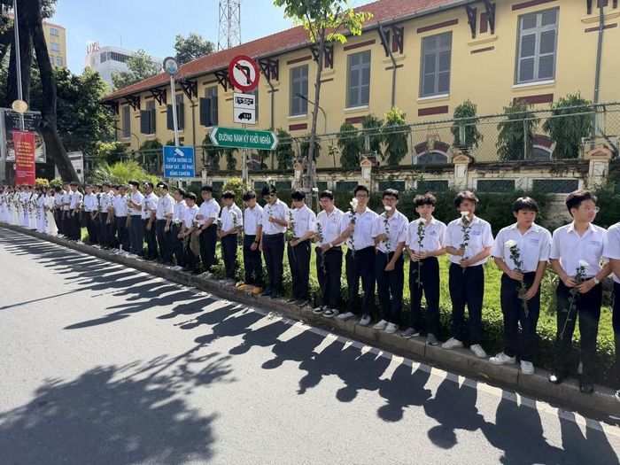 Đông đảo các tầng lớp nhân dân đứng dọc hai bên đường tiễn đưa, tưởng nhớ các Anh hùng liệt sĩ được quy tập tại Công viên Lê Thị Riêng về nơi an táng. Ảnh: Trung Tuyến - TTXVN