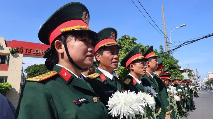 Đông đảo các tầng lớp nhân dân đứng dọc hai bên đường tiễn đưa, tưởng nhớ các Anh hùng liệt sĩ được quy tập tại Công viên Lê Thị Riêng về nơi an táng. Ảnh: Trung Tuyến - TTXVN