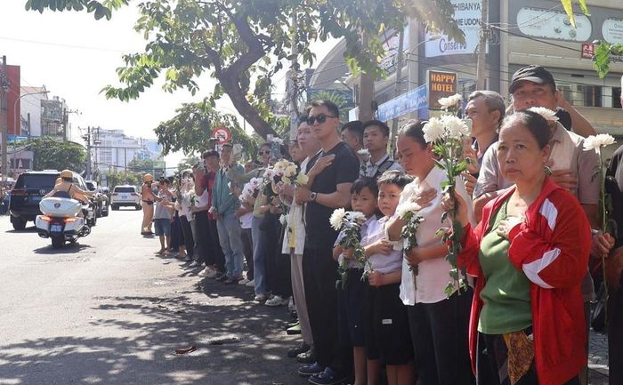 Đông đảo các tầng lớp nhân dân đứng dọc hai bên đường tiễn đưa, tưởng nhớ các Anh hùng liệt sĩ được quy tập tại Công viên Lê Thị Riêng về nơi an táng. Ảnh: Trung Tuyến - TTXVN