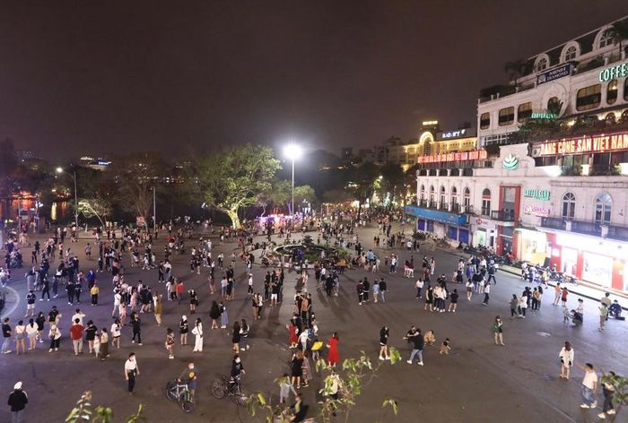 Đông đảo người dân đến vui chơi trên tuyến phố đi bộ tại phố cổ Hà Nội. Ảnh tư liệu: Hoàng Hiếu - TTXVN